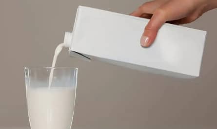 UHT tejet önt a pohárba