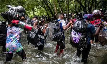 Migránsok kelnek át a folyon