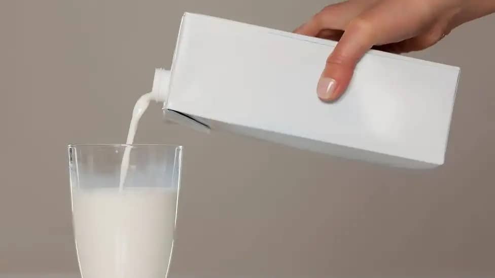 UHT tejet önt a pohárba