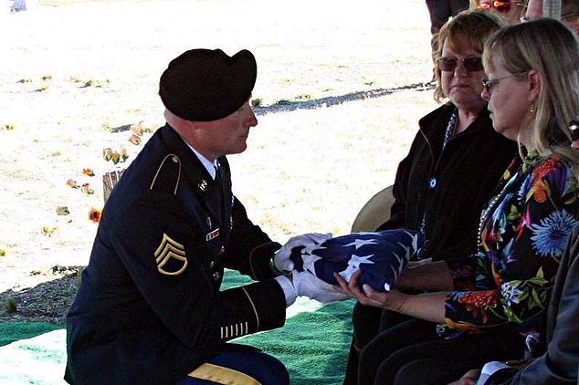 Max Cronin 2016-os öngyilkossága előtt az Egyesült Államok hadseregében volt.  Temetése után (a képen) édesanyja, Dr. Nancy Burleson (jobbra) elindította a Lasiksuicides.com oldalt, ahol az eljárás ellen tiltakozik.